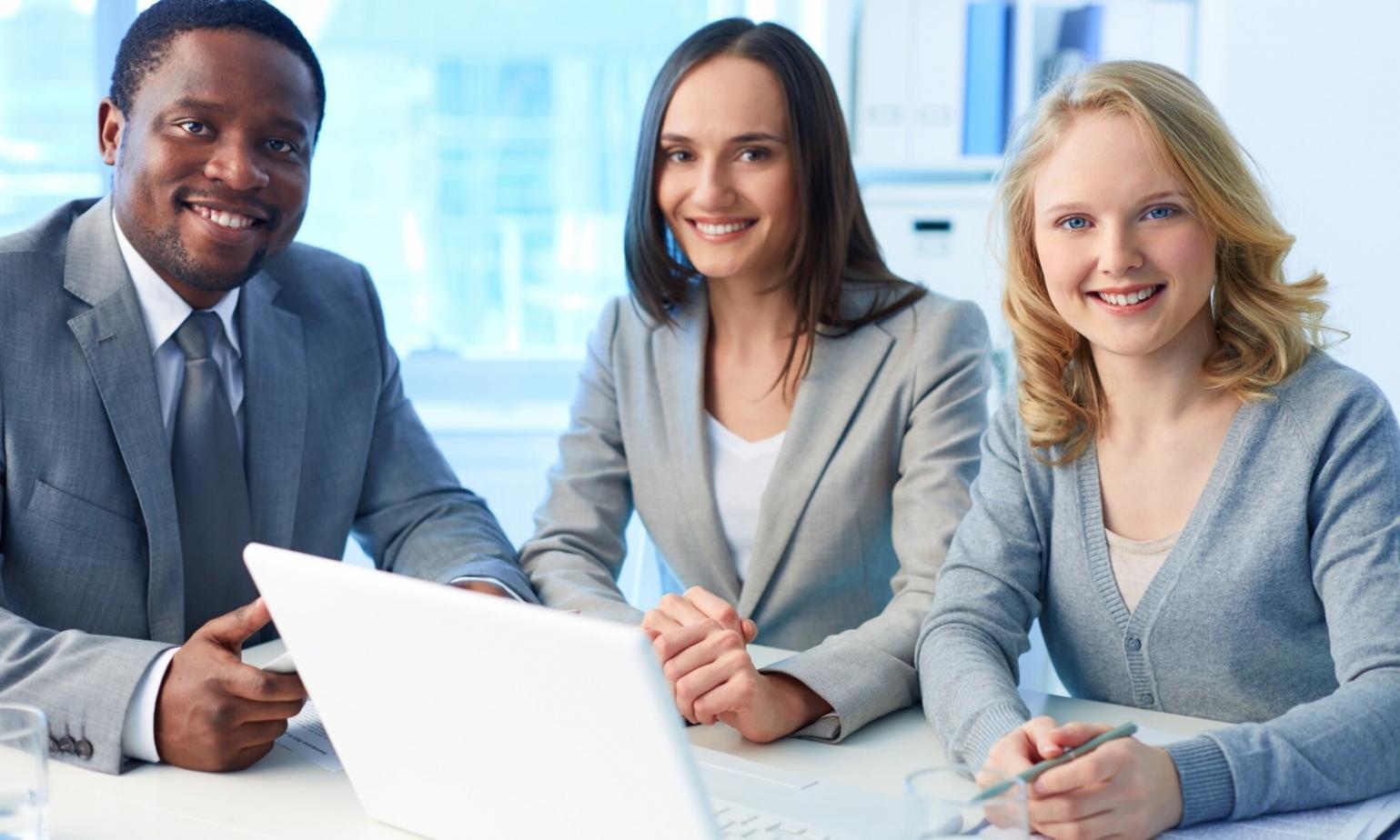 Arbeitsplatz mit Finanzunterlagen und Taschenrechner